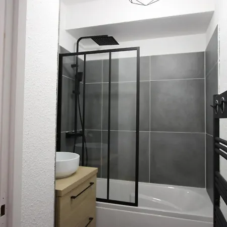 Recent T2 Lumineux Pour 6, Au Pied Des Pistes Avec Balcon Sud Et Parking, Chamrousse Recoin - Fr-1-340-161 Chamrousse